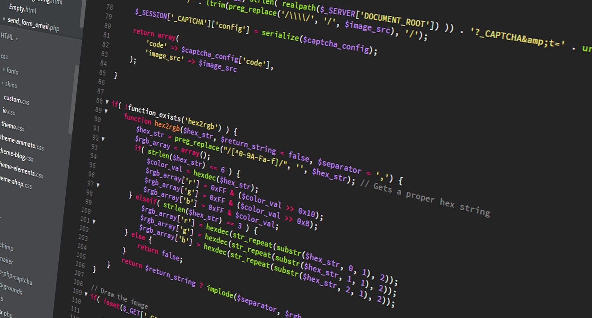 Écran d'ordinateur affichant du code source, développement web PilotOne