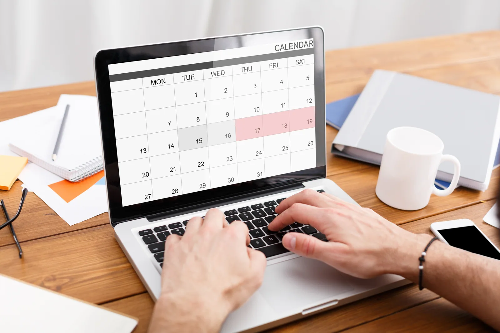 Écran de calendrier en ligne avec créneaux de rendez-vous disponibles et fiches prospects en colonne latérale