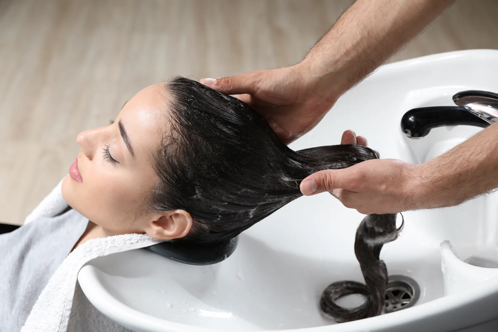 Salon de coiffure intérieur au petit matin, lumière naturelle et fauteuils alignés
