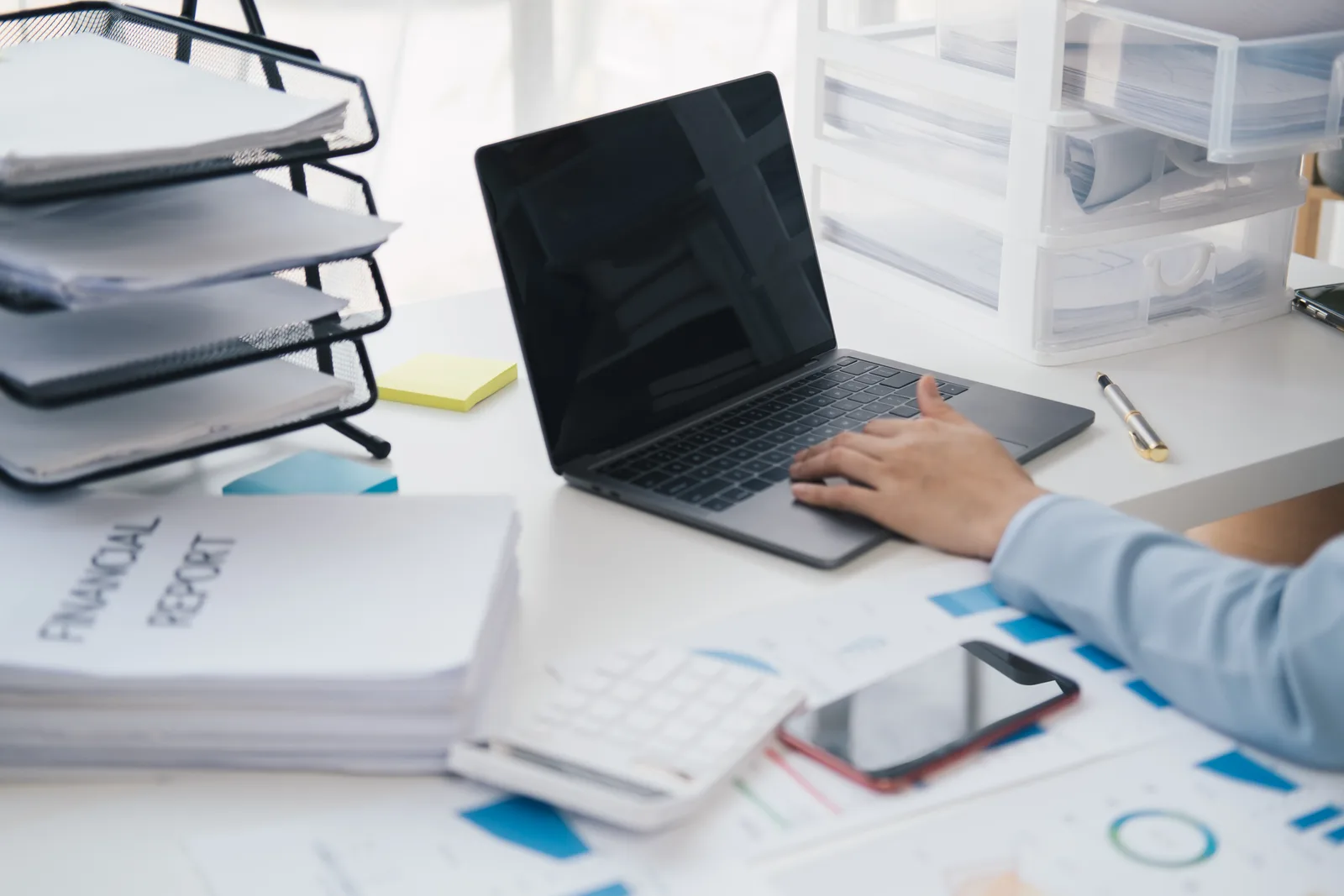 Bureau de comptabilité avec calculatrice et fiches de paie