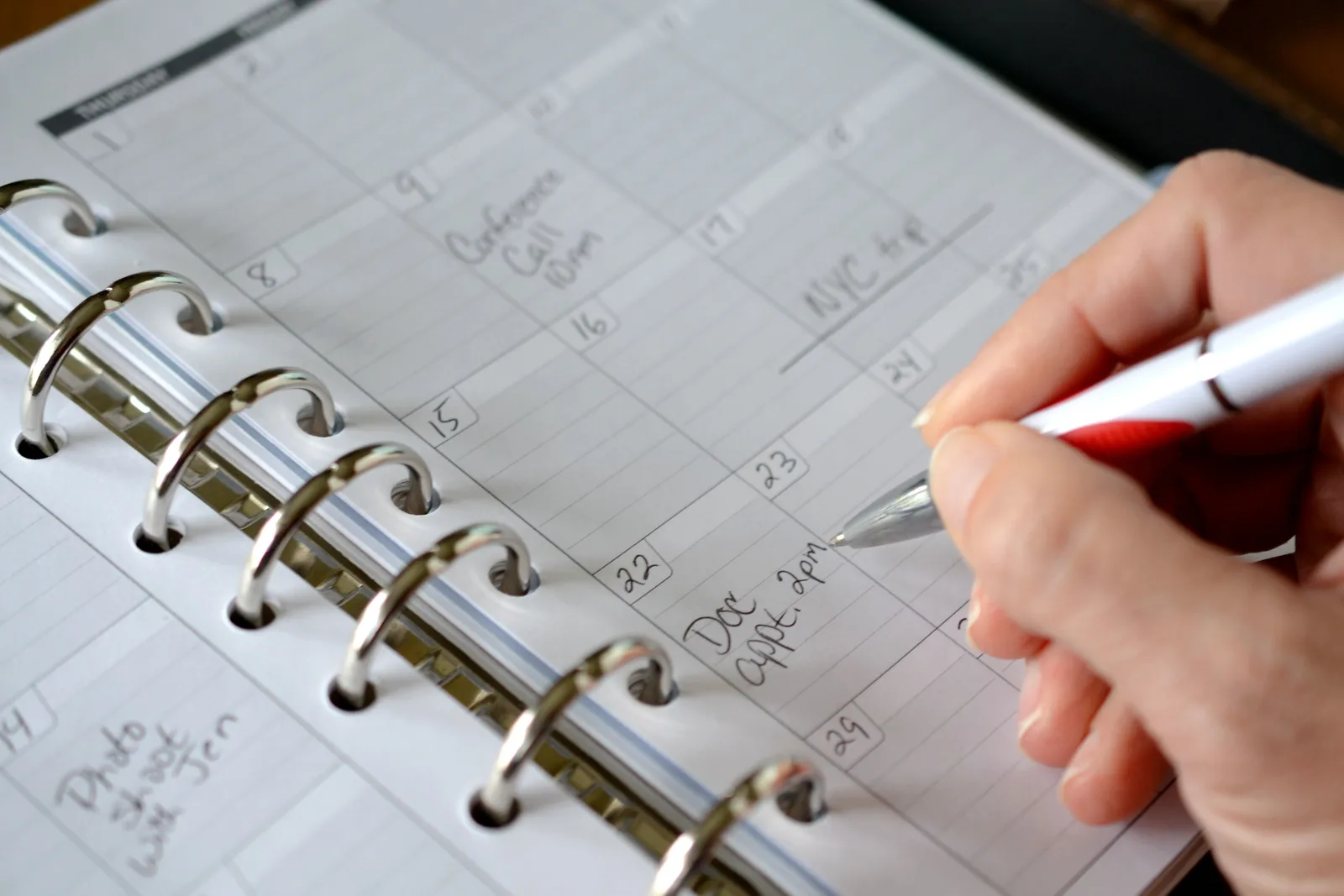 Cahier de rendez-vous papier manuscrit avec stylo