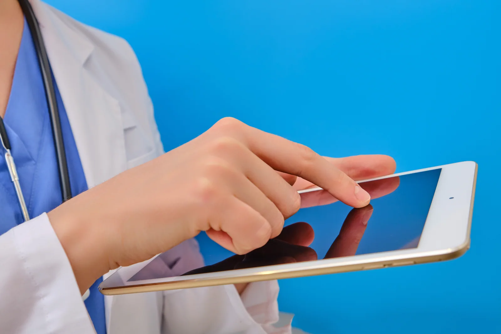 Soignante saisissant un compte-rendu sur tablette numérique, illustration de l'alimentation manuelle du Dossier Médical Partagé