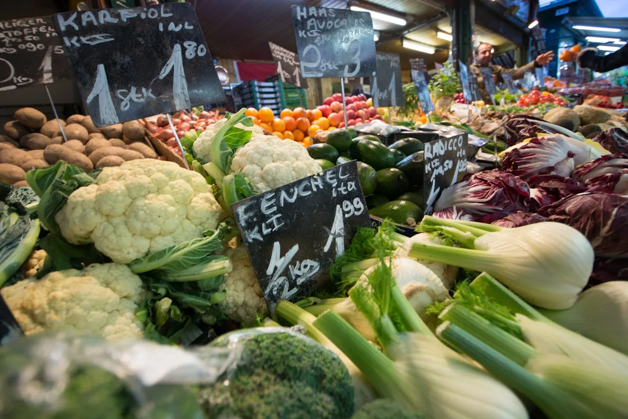 Étal de légumes frais et colorés sur un marché de producteurs