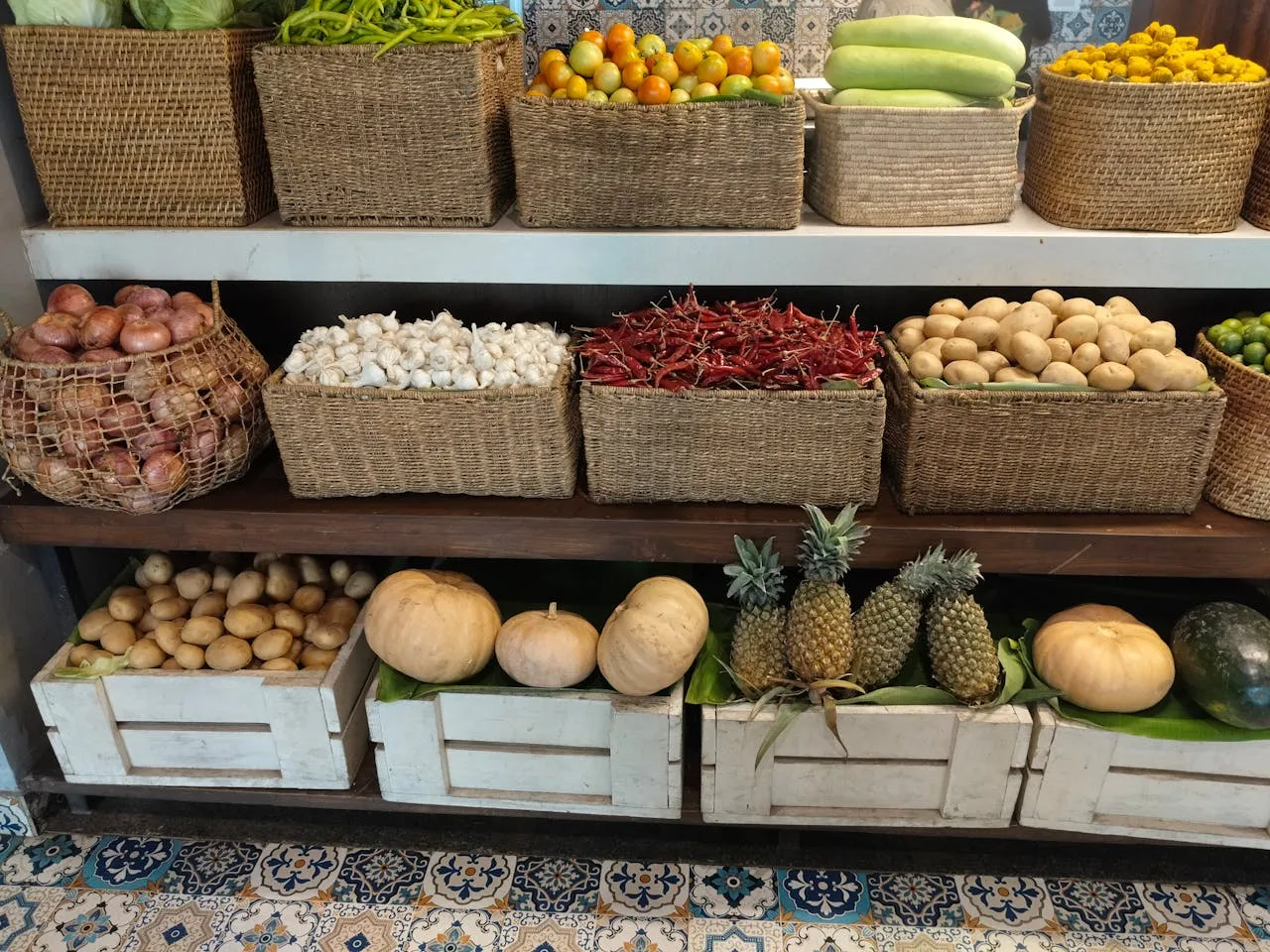 Paniers en osier remplis de légumes frais