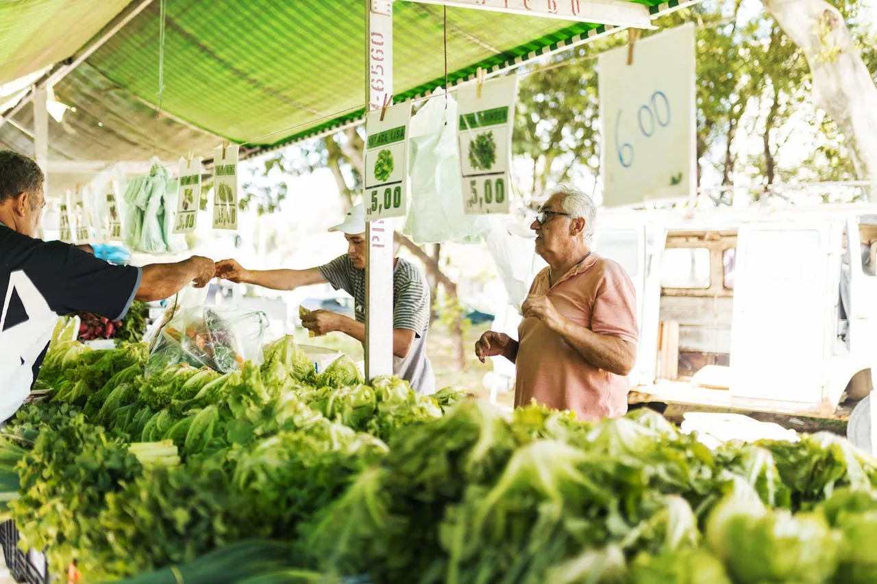 Clients achetant des légumes sur un marché de producteurs