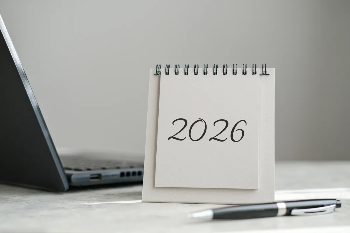 Calendrier 2026 sur bureau avec ordinateur portable et stylo