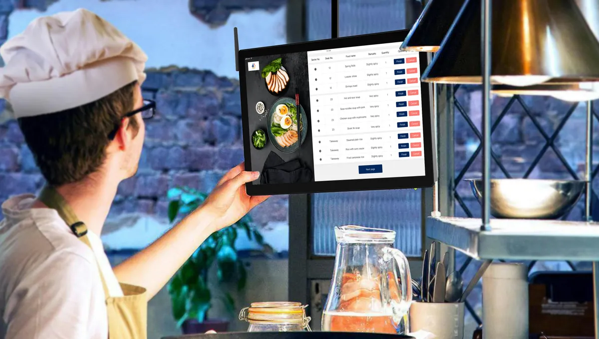 Tablette posée sur une table de restaurant affichant un menu numérique