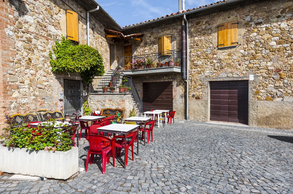 Village en pierre du Béarn avec restaurant traditionnel