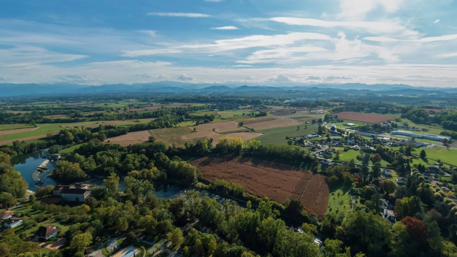 Vue aérienne du Béarn, collines viticoles autour de Sus