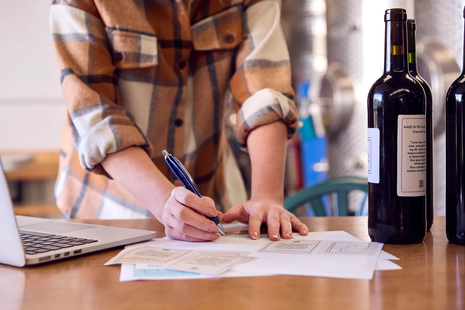 Laptop sur un bureau de chai avec bouteilles et documents administratifs