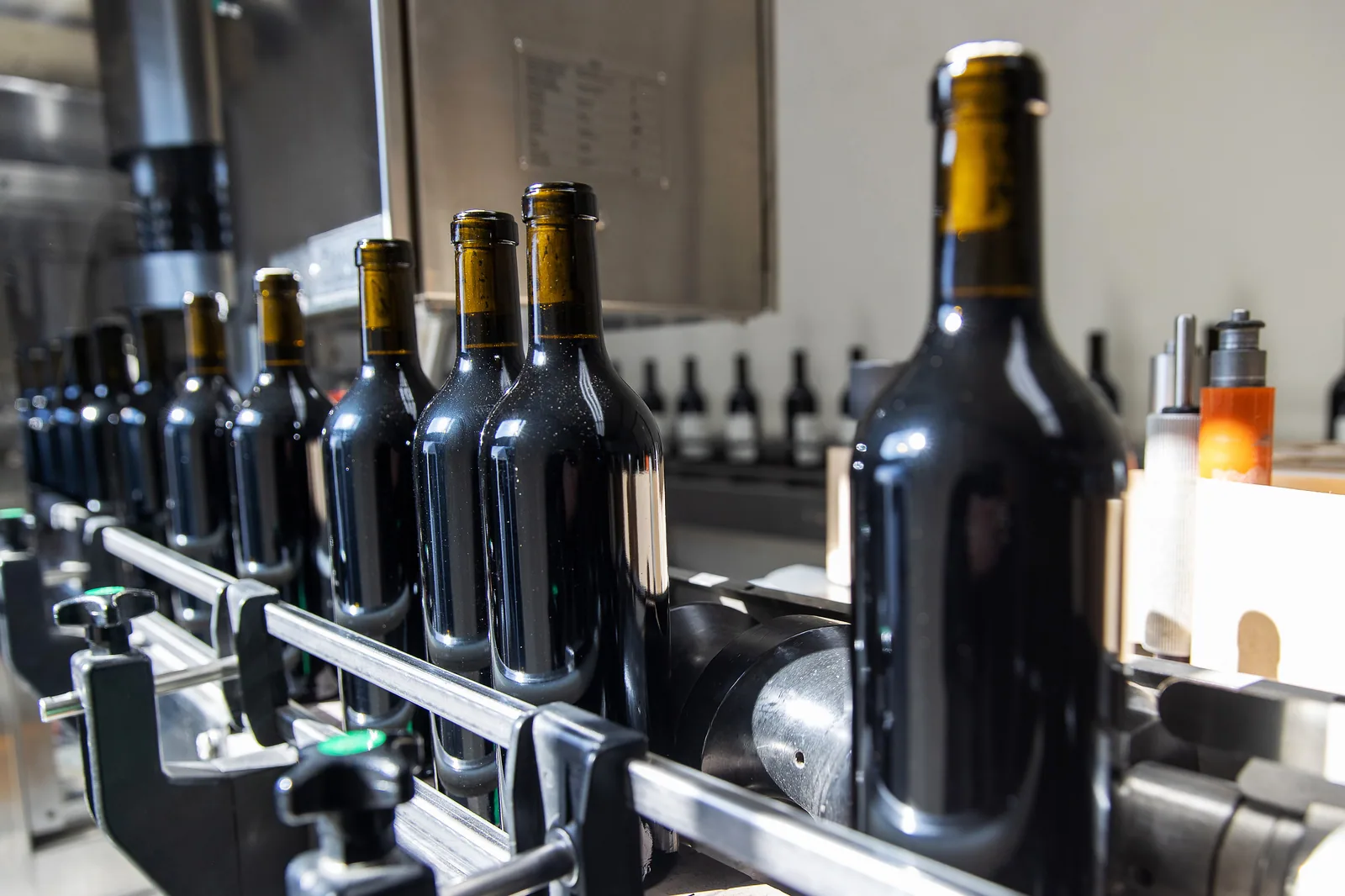 Ligne d'embouteillage en vignoble, bouteilles vides en attente d'étiquetage