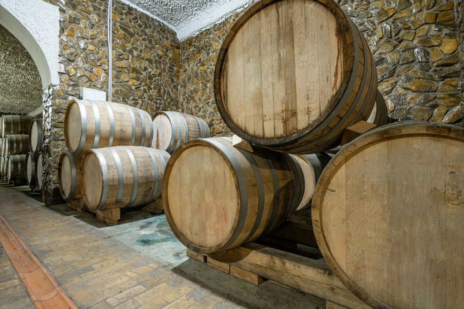 Chai en pierre avec barriques de chêne, élevage Madiran